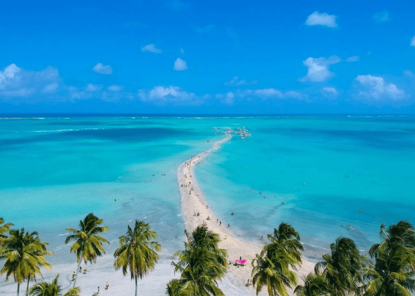 Caminho de Moisés em Maragogi. Também pode ser visto na divisa das Praias de Pajuçara e Ponta Verde.