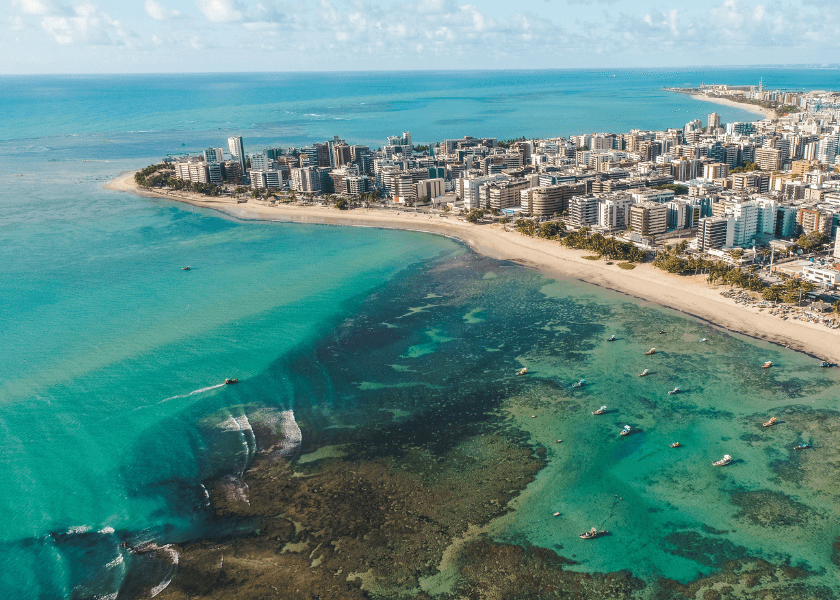 Maceió vista de cima: a Praia de Ponta Verde no primeiro plano e a Praia de Pajuçara ao fundo.